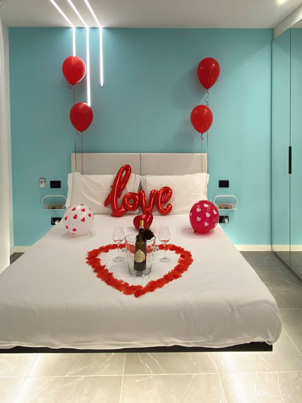 Accoglienza romantica con champagne e petali di rosa in appartamento a Desenzano del Garda