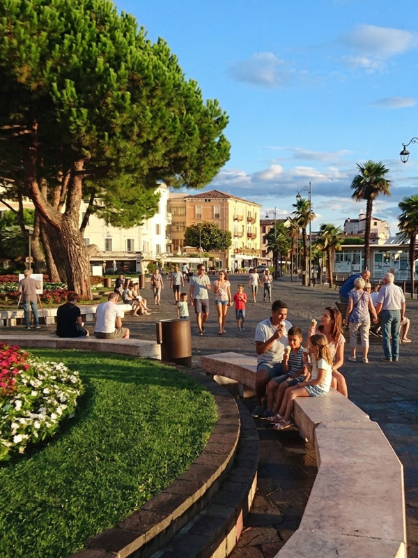 Centro di Desenzano del Garda con turisti e locali all'aperto - Piazza Matteotti